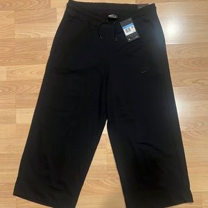 Nike womens loose fit cropped cotton pants -Medium